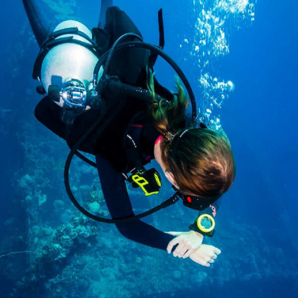 Suunto Zoop Novo Lime Dive Computer Underwater - Diversworld Scuba Cairns Australia